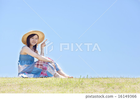 婦女坐小山在藍天下和放鬆 16149366