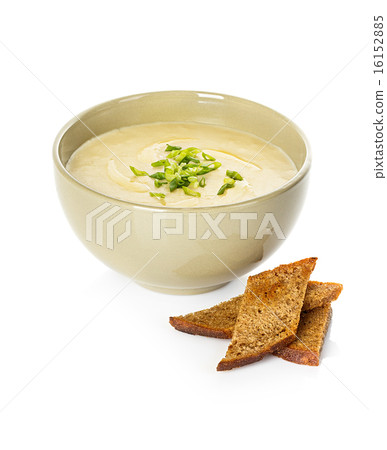 Vichyssoise, traditional french soup Vichyssoise, traditional french soup 16152885