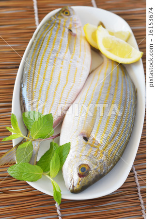 Raw seabreams on a plate 16153674