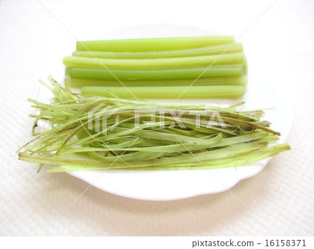 Prepare the wiping boil and peel the wipe Prepare the wiping boil and peel the wipe 16158371