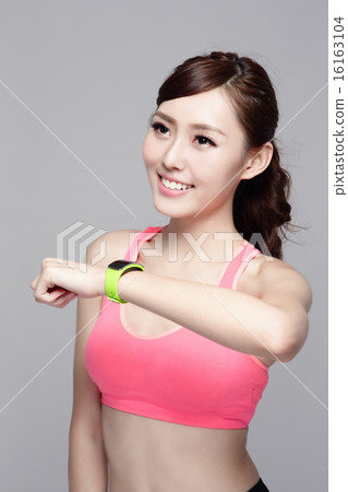 sport woman wearing smart watch sport woman wearing smart watch 16163104