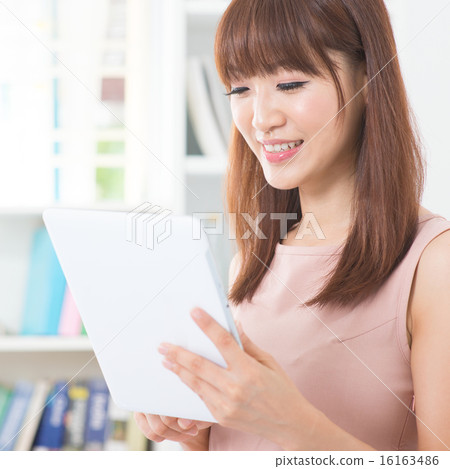 Asian girl using tablet 16163486