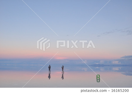 When the night is over Uyuni salt lake 16165200