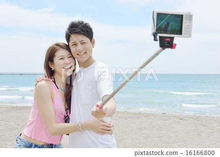 一對夫婦與智能手機拍照 16166800