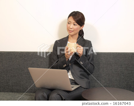 一個女人用一杯咖啡 16167043