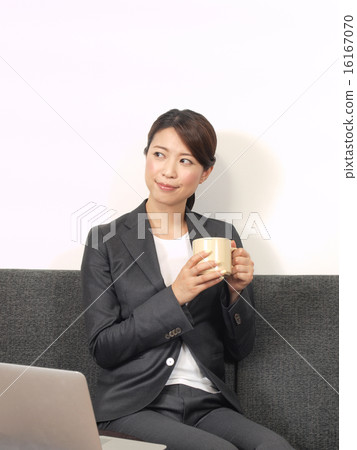 有一個咖啡杯的一名婦女用兩隻手 有一個咖啡杯的一名婦女用兩隻手 16167070