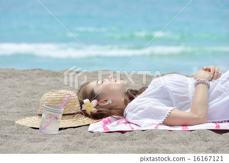 說謊在一個沙灘的婦女 說謊在一個沙灘的婦女 16167121