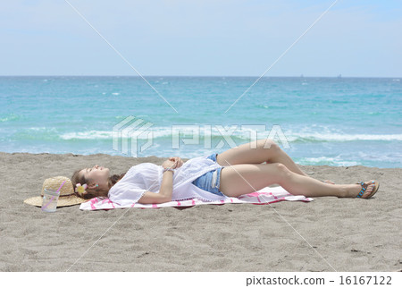 說謊在一個沙灘的婦女 16167122