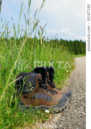 Hiking boots stand on the roadside 16167180