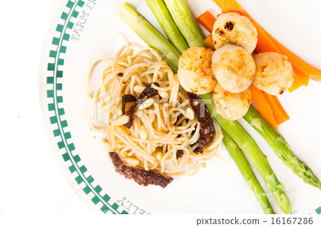 Spaghetti pasta aglio e olio with scallops Spaghetti pasta aglio e olio with scallops 16167286
