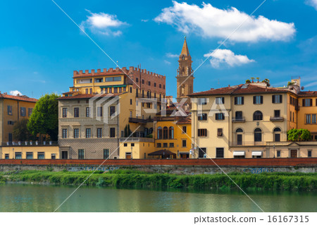 Quay of the river Arno in Florence, Italy 16167315