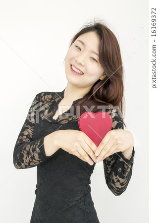 拿著心臟標記的婦女 16169372