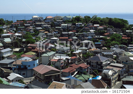 A town that faces the ocean 16171504