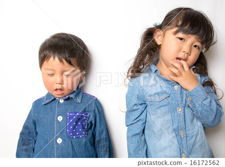 有趣的臉和溫柔的女孩的男孩 16172562