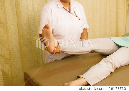 Physiotherapist treating quadriceps muscle 16172710