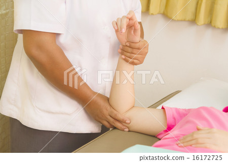 Physiotherapist treating biceps muscle 16172725