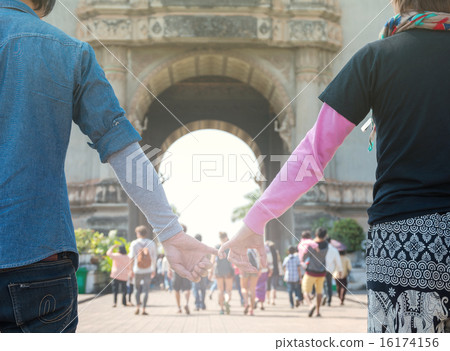 couple of traveler holding hands in front of the patuxai, Vienti couple of traveler holding hands in front of the patuxai, Vienti 16174156