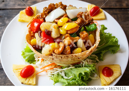 Tom Yum Goong, spicy soup with shrimp. 16176111