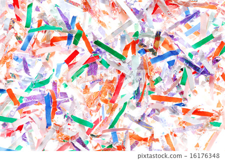 五顏六色的紙掛在碎紙機上。 16176348