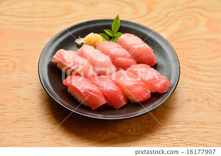 Luxury sushi (tuna making). (Large toro, medium toro, book tuna) Luxury sushi (tuna making). (Large toro, medium toro, book tuna) 16177907