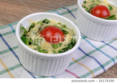 Omelet with spinach and cheese Omelet with spinach and cheese 16178390