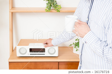 Middle male (audio) 16178728