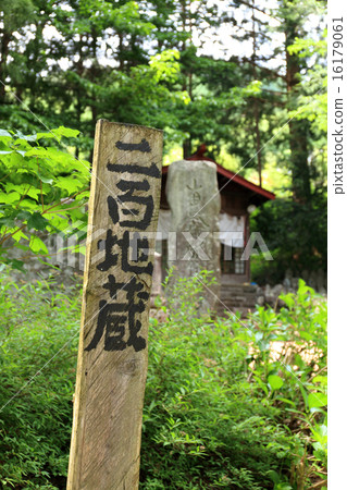 Two hundred Jizo landlords Two hundred Jizo landlords 16179061