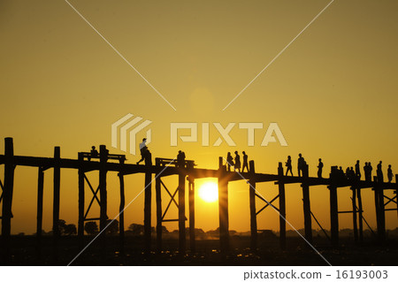 Ubein Bridge at sunrise, Mandalay, Myanmar 16193003
