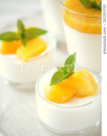 Mango Panna cotta (vertical position up) Mango Panna cotta (vertical position up) 16193350