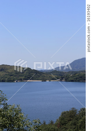 "Manno Pond" of Mango town in Kagawa Prefecture and its dam 16193402