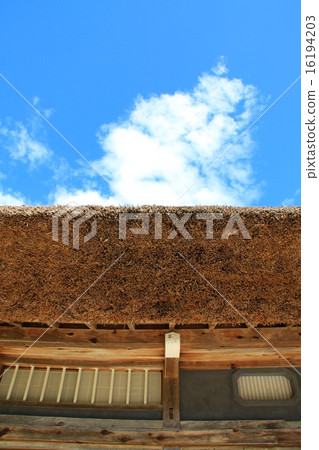 Shirakawa-go · The roof and the roof and the sky 16194203