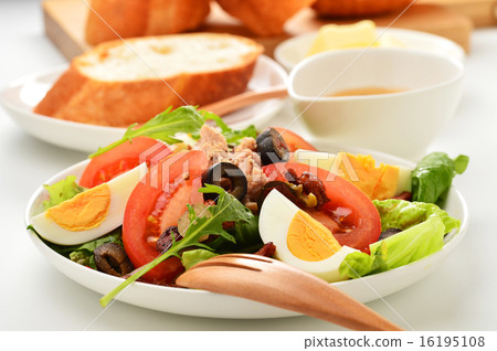 好的樣式沙拉和法國麵包 16195108