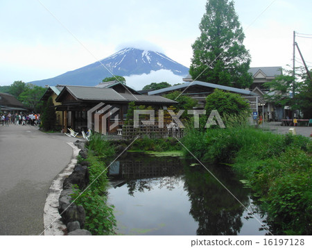 山梨縣忍野村富士山、忍野八海、霞雲的景色 16197128
