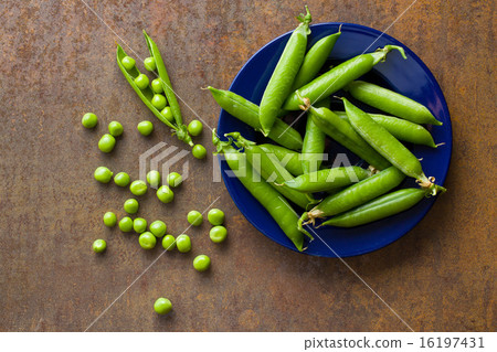fresh green peas 16197431