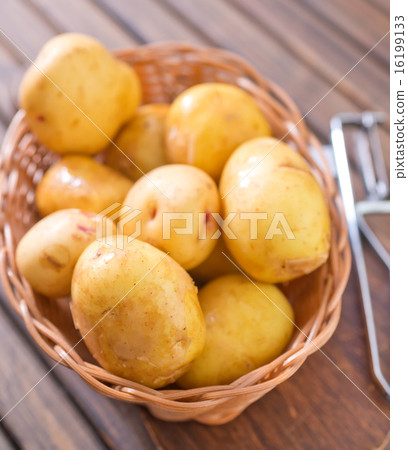 raw potato raw potato 16199133