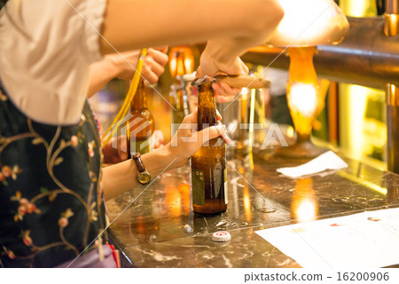 To open a beer To open a beer 16200906