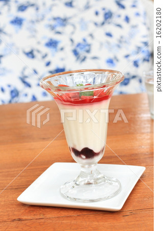 Fruit yogurt cake. Cream and yogurt stawberries 16202180