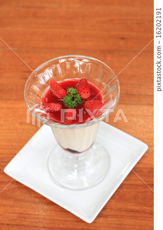 Fruit yogurt cake. Cream and yogurt stawberries 16202191