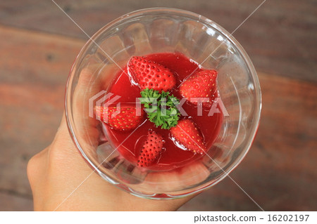 Fruit yogurt cake. Cream and yogurt stawberries 16202197