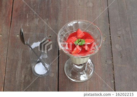Fruit yogurt cake. Cream and yogurt stawberries Fruit yogurt cake. Cream and yogurt stawberries 16202215