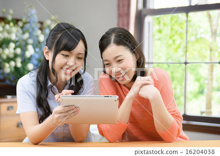 在度假酒店房間放鬆的兩個年輕女性 16204038