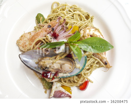 spaghetti seafood 16208475