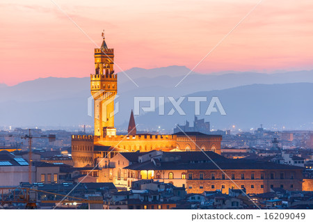 Palazzo Vecchio at sunset in Florence, Italy Palazzo Vecchio at sunset in Florence, Italy 16209049