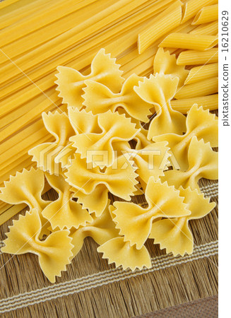 raw pasta 16210629