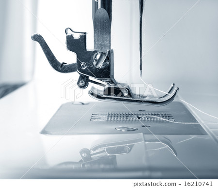 sewing machine 16210741
