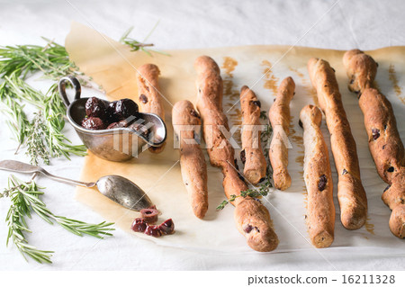 Black olives and grissini bread 16211328