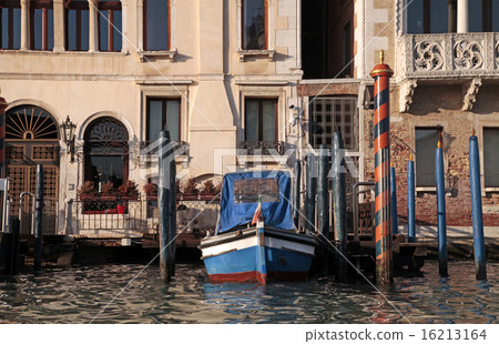 Gondola andmedieval house on Grand canal, Venice Gondola andmedieval house on Grand canal, Venice 16213164