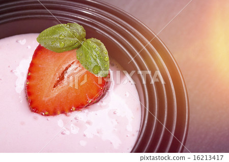 quark with strawberry in a black asian bowl 16213417