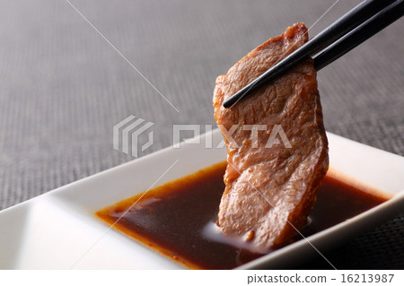 在醬汁的烤肉 16213987