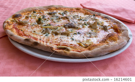 Mushrooms pizza restaurant 16214601